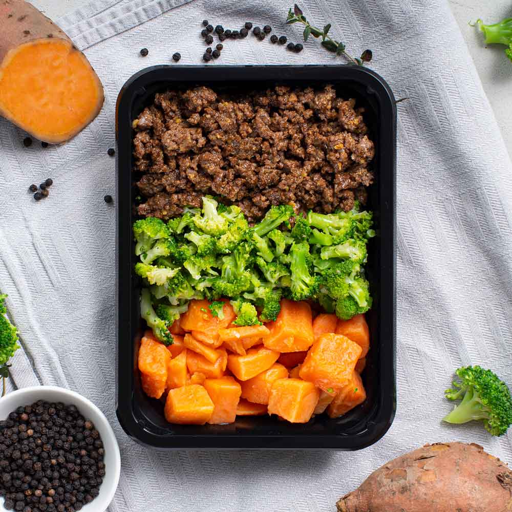 Meal prep sportmaaltijd met eiwitrijke rundvlees zoete aardappel en broccoli voor droogtrainen of afvallen