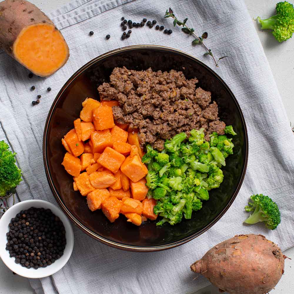 Zoete aardappel met rundvlees en broccoli maaltijd voor droogtrainen of afvallen op een eiwitrijk dieet